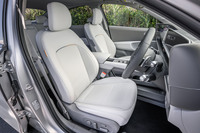 前席には8Wayの電動調整機構が組み込まれている。ワンタッチでフルリクライニング状態にセット可能なリラクゼーションスイッチは、充電中の休息に最適と紹介される。