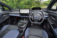 大きく設計が変更されたインテリア。機能性の改善に加え、各所にマルチカラーのアンビエントライトが追加された。