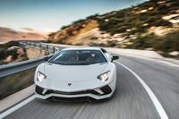 シャシーも大幅に進化を遂げ、今回新たに磁性流体サスペンションのLMS(ランボルギーニ・マグネト・レオロジカル・サスペンション)が採用された。