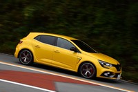 「メガーヌR.S.トロフィー」の足まわりは、100台限定で販売された「メガーヌR.S.カップ」と同じ設定。標準の「メガーヌR.S.」よりはスポーツ走行向きといえる。