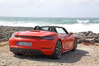 立体的な“PORSCHE”のロゴが目を引く「718ボクスターS」のリアビュー。(photo:Porsche Japan)