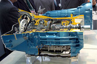 アイシンブースに出品されたFF向け横置き6段AT。次期プジョー「4シリーズ」が採用するだろうと、笹目二朗は予測する。