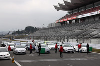 グリッドに整列。スタッフの手で燃費計がリセットされ、いよいよレーススタート。1レース20台が、10秒間隔でスタートする。