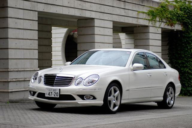 【スペック】E550アバンギャルドS:全長×全幅×全高=4880×1820×1465mm/ホイールベース=2855mm/車重=1820kg/駆動方式=FR/5.5リッターV8DOHC32バルブ(387ps/6000rpm、54.0kgm/2800〜4800rpm)/価格=1035万3000円(テスト車=同じ)