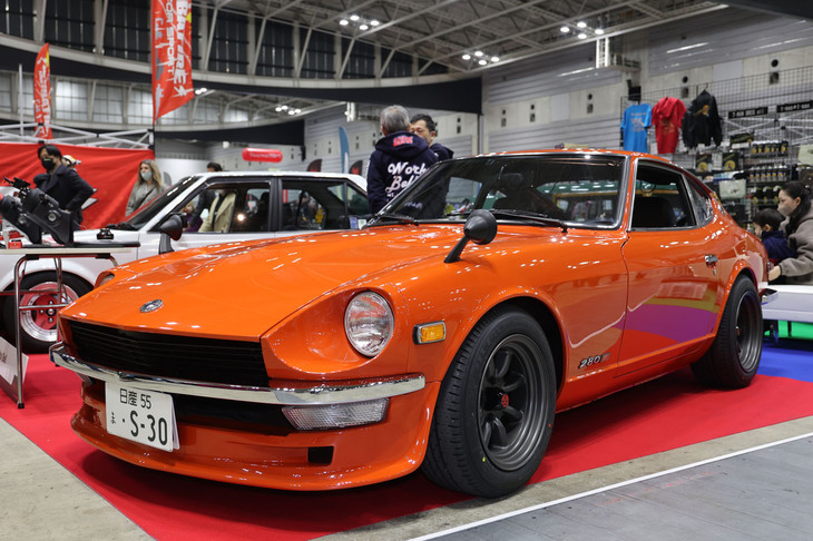 相変わらず人気が高く、数多く出展されていた初代「日産フェアレディZ」(S30)。これはステアリングボス専門メーカーであるWorks Bellのブースに並べられていた「ダットサン280Z」。北米仕様の最終型を国内仕様の初期型風にモディファイしているが、ナンバープレートを含めてアメリカの日本車マニアが仕立てたような雰囲気だ。