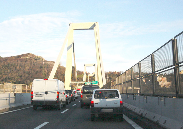 崩落前に撮影した旧モランディ橋。2010年の姿。