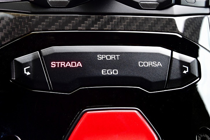 走行モードにはこれまでのストラーダ(標準)、スポルト、コルサに加え、エゴ(インディビジュアルモード)が設けられた。