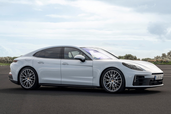 2023年11月に登場した3代目「パナメーラ」。プラットフォームは先代の改良型のため、スタイリングに大きな変化はないものの、全体の意匠としてはややシャープさが増した印象だ。