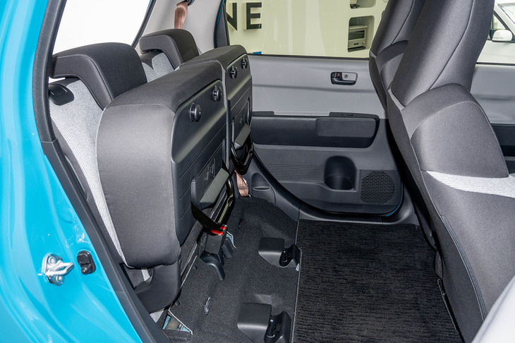 後席の座面をチップアップすることもできる。