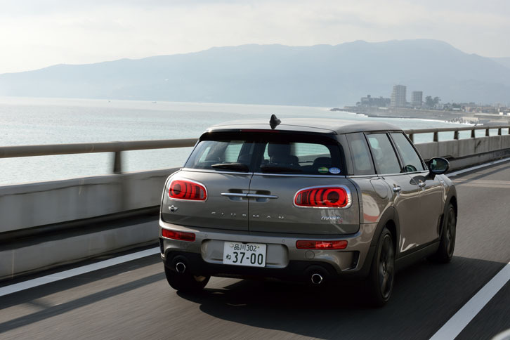 「MINIクーパーSクラブマン」の燃費はJC08モードで16.6km/リッター。アイドリングストップ機能が標準で備わる。