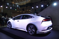 新型「トヨタ・プリウス」をベースとしたモデリスタの「ELEGANT ICE STYLE」。
