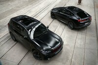 「X5エディションブラックバーミリオン」(写真左手前)と「X6エディションブラックバーミリオン」(同右奥)。