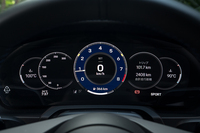 992型後期からメーターパネルがフル液晶タイプに変更。エンジンのレッドゾーンは7400rpmから。