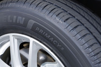 静粛性に優れ、上質で快適な乗り心地を提供するプレミアムコンフォートタイヤと紹介される「ミシュラン・プライマシー5」。ハッチバックやセダン、ミニバン、SUVなど幅広い車種への対応もセリングポイントとされる。