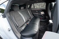 3210mmのホイールベースを生かし、後席はフラッグシップサルーンにふさわしい広さだ。床下には駆動用バッテリーが敷き詰められているが、座面高もきっちり確保されている。