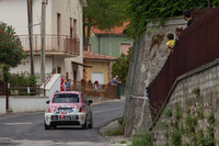 地元の人からしたら「自宅の前がステージ」なので、庭や窓から参戦する姿も見られる。筆者も、なぜか仲良くなった地元の名士(自称)だというおじさんにコーヒーをごちそうになりながら撮影を敢行。さすがに仕事なので、ワインのお誘いは丁重にお断りした。