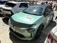 こちらはBEVの出場枠「ミッレミリア・グリーン」に参加した新型「イプシロン」。『クアトロルオーテ』誌の記者がドライバー/コ・ドライバーを務めた。