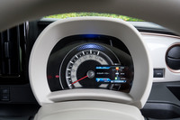 速度計にインフォメーションディスプレイを組み合わせたシンプルなメーターパネル。オプションの「セーフティプラスパッケージ」を採用するとディスプレイがフルカラーとなり、またダッシュボード上面にコンバイナー式のヘッドアップディスプレイが追加される。