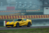 車両が巻き上げる水しぶきに注目。筆者の試乗は、サーキット走行には不向きな雨のもとで行われた。