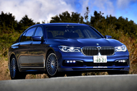 “研ぎ澄まされた一台”に選ばれた「アルピナB7ビターボ」は、大きさを意識させない車体の動きや、足まわりのしなやかさが特徴。同時に、モダンクラシックなインテリアにも注目したい。(photo:田村 弥)