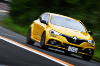 2019年の年末に、外装色が「ジョン シリウス メタリック」の「メガーヌ ルノースポール トロフィーEDC」を新車で購入した池沢早人師先生。今回の試乗車は、かつての愛車と同じEDC搭載のマイナーチェンジモデルで、変更ポイントについても評価していただいた。