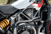 車両骨格にはトラスフレームを採用。リアのスイングアームもパイプを溶接して組んだ、非常に手間のかかったものとなっている。