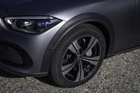 今回ドイツで試乗した車両には、オプションとなる245/45R18サイズのウインタータイヤ「ミシュラン・パイロットアルペン」が装着されていた。「Cクラス オールテレイン」の標準タイヤサイズは225/55R17で、 245/40R19も選択できる。