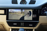 センターモニターはタッチ式の12.3インチ。後退時には、車両を上方から見たような映像(写真)で周囲の安全を確認することもできる。