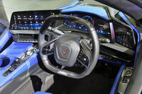 従来モデルからは、運転席まわりのインターフェイスが刷新された。