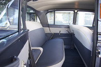 シートは、スプリングの上に厚いベースクッションを敷き、その上に織り生地を表張りしたつくりになっていた。