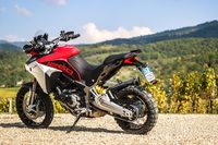 ドゥカティのアドベンチャーモデル「ムルティストラーダ」シリーズの中でも、特に高い悪路走破性能と450kmという長い走行可能距離を誇る「1260エンデューロ」。既存の「1200エンデューロ」の後継モデルにあたる。