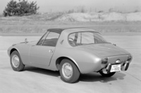 「トヨタ・スポーツ800」の丸っこいスタイリングは空気抵抗が低く、ハイパワーな「ホンダS600」に勝る最高速を実現した。
