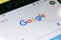 プラットフォーマーとは、ビジネスやサービスが展開されるプラットフォーム(基盤)を提供する事業者のこと。個人用コンピューター向けにOSを販売した米マイクロソフトが先駆けとされており、今をときめく“GAFA”(グーグル、アップル、フェイスブック、アマゾン)などもこれにあたる。