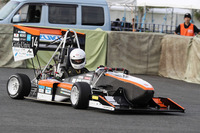 「学生フォーミュラ日本大会2023」で総合3位に入った岐阜大学は、いかにも走りそうなスタイリングで、スキッドパッド賞と耐久走行賞でともに3位を獲得した。写真はプラクティスでの走行風景。