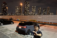 いつものように夜の首都高・辰巳PAで休憩しながら記念撮影。「NISMOチューンドe-POWER 4WD」専用の17インチホイールが装備され、通常の「ノート オーラ」よりも20mmローダウンしているので、たたずまいが実にスポーティーである。