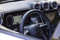 上下分割式の横スポークを備えたステアリングホイールは、国内向けでは「AMGライン」等のオプションになるだろう。