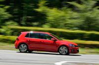 快走する「ゴルフGTI」。ブレーキの制動エネルギーをバッテリーに蓄える回生システムも搭載されている。