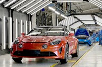 ディエップのアルピーヌ工場はスポーツカー好きが憧れる場所のひとつです。「A110」をつくる姿と、その工場の未来についてリポートしています。(photo:アルピーヌ)