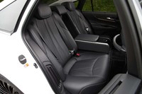 ショーファードリブンカーとしての用途も意識されている新型「ミライ」には、後席用アシストグリップや快適装備が備わるグレード(写真)も。