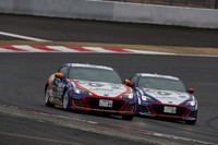 この日、STI MOTORSPORT DAYに訪れた大勢のファンから抽選で選ばれた幸運な“スバリスト”たちが、#87 久保凜太郎選手、#89 池島実紅選手の「CG ROBOT BRZ BS」のパッセンジャーシートに収まり、富士スピードウェイの興奮を生々しく体験する栄に浴した。