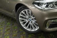 タイヤサイズはグレードやトリムレベルによって異なり、「523dツーリング ラグジュアリー」では245/45R18が標準となる。