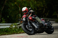 ハーレーの中でも、「アグレッシブなコーナリング」や「俊敏なハンドリング」が特徴とされる「FXDR 114」。リーンアングルは右が32.6°、左が32.8°となっている。