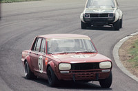 1970年のJAFグランプリにて、高橋国光の「スカイライン2000GT-R」と「マツダ・ファミリア ロータリークーペ」。