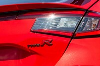 あまりの人気に、受注停止と長い納車待ちが常態化してしまった現行「シビック タイプR」。日本以外でも北米などでは熱狂的な人気を誇り、仕向け地による生産枠の奪い合いが続いている。