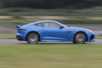 強烈な発進加速が印象的だった「ジャガーFタイプSVRクーペ」。0-100km/h加速3.7秒、最高速322km/hというハイパフォーマンスを誇る。