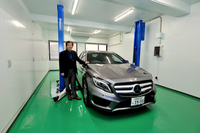 リフトが備わる作業ベイ。この「メルセデス・ベンツGLAクラス」はクロスオーバー車の研究用?