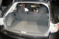 左右両端の張り出しを抑えた荷室。