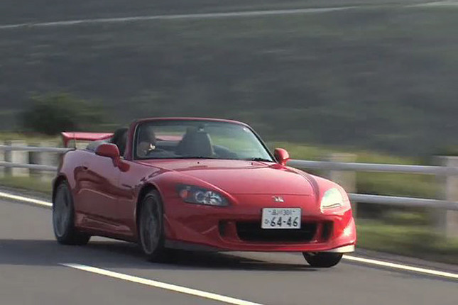 【スペック】S2000 タイプS:全長×全幅×全高=4135×1750×1285mm/ホイールベース=2400mm/車重=1260kg/駆動方式=FR/2.2リッター直4DOHC16バルブ(242ps/7800rpm、22.5kgm/6500-7500rpm)/価格=399万円(テスト車=432万6000円/本革シート=10万5000円/DVDナビゲーションシステム=23万1000円)