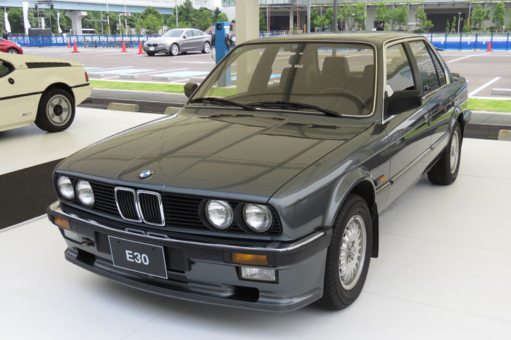 1987年「BMW 320iセダン」
			“E30”は1982年秋にデビューした第2世代「BMW 3シリーズ」のコードネームだ。親しみをこめ、この名で呼ばれることが多い。