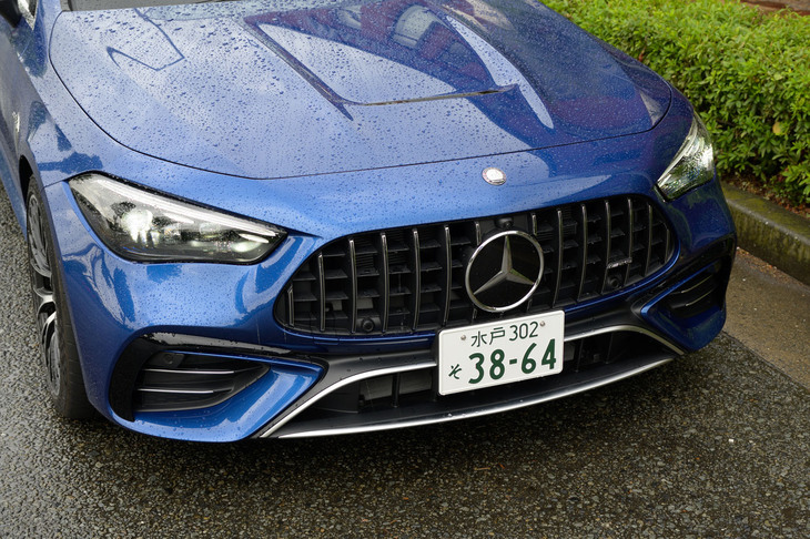 縦ルーバーのグリルはメルセデスAMGモデル特有のディテール。最新モデルではボンネット先端のバッジがAMGのエンブレムになった。